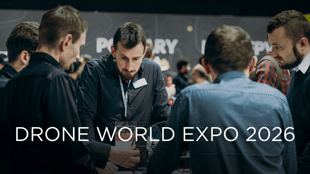Drone World Expo 2026 to pierwsza edycja jednych z największych targów dronowych w Polsce. W Ptak Warsaw Expo w Nadarzynie zaprezentowano najnowsze technologie UAV – od dronów przemysłowych DJI Enterprise, przez konstrukcje rolnicze i logistyczne, aż po futurystyczne projekty transportowe. Sprawdź nasze podsumowanie wydarzenia, najciekawsze konstrukcje oraz wnioski z targów, które pokazują kierunek rozwoju branży dronowej w Polsce.